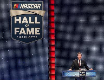 Dale Earnhardt, Jr. dan keluarganya selamat dari kecelakaan pesawat di Tennessee