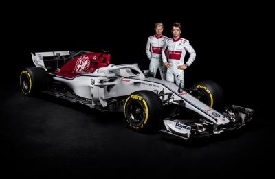 Pembalap Sauber pamer helm F1 2018
