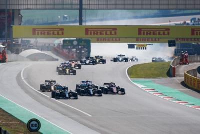 12 pembalap F1 mengeluarkan peringatan resmi atas crash restart