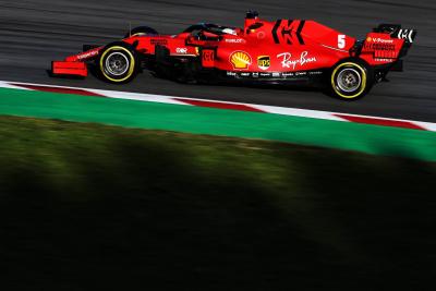 Vettel menggoda kecepatan Ferrari saat Hamilton gagal