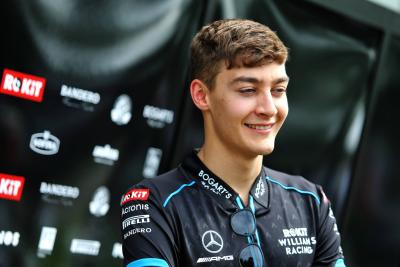 Russell menetapkan gelar F1 GP Virtual tidak resmi dengan absennya Leclerc