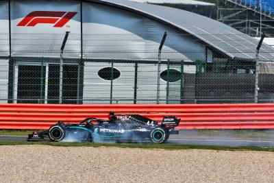 Hamilton mengatakan tekanan ban F1 seperti balon melukai Mercedes