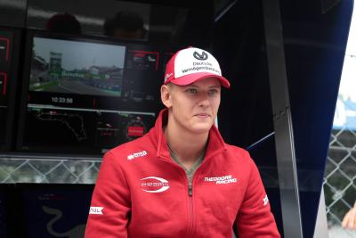 Nama 'tidak akan membebani' kemajuan Schumacher ke F1 - Hamilton