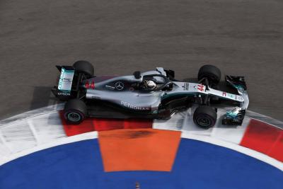 Hamilton memimpin Mercedes 1-2 di latihan GP Rusia kedua