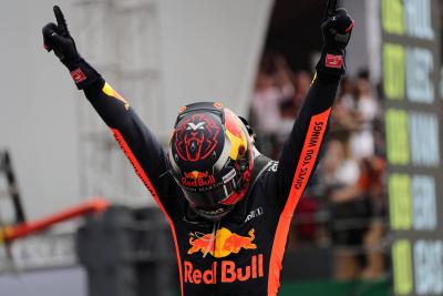 Verstappen mengambil kemenangan dominan Meksiko saat Hamilton meraih gelar