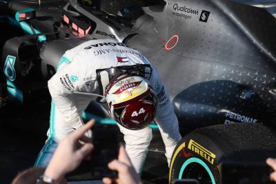 Mercedes menduga kerusakan lantai Hamilton disebabkan oleh trotoar