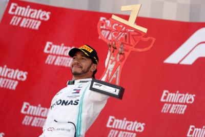 Mercedes mengirimkan mobil F1 dan trofi kemenangan kepada penggemar yang sakit