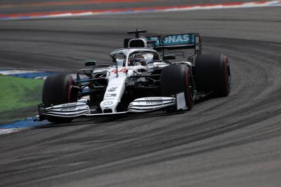 Hamilton mencetak pole GP Jerman setelah kehancuran Ferrari