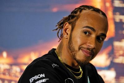 Lewis Hamilton mendesak 'waktu untuk merenung' selama krisis virus corona