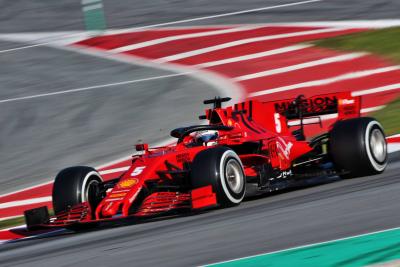 Masalah mesin Ferrari membatasi jalannya pengujian F1 Vettel