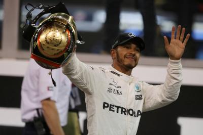 Hamilton hoping to sign new Mercedes F1 contract in the next month