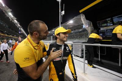 Bos Renault F1 Abiteboul memuji 'kontributor hebat' Sainz