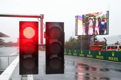 Circuit atmosphere - red light at the pit lane during the first practice session.