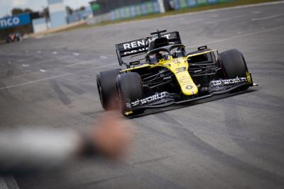 Daniel Ricciardo (AUS) Renault F1 Team RS20 celebrates at the end of the race.