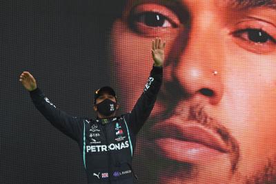 Race winner Lewis Hamilton (GBR) Mercedes AMG F1 celebrates on the podium.