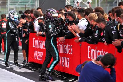 Race winner Lewis Hamilton (GBR) Mercedes AMG F1 celebrates with the team in parc ferme.