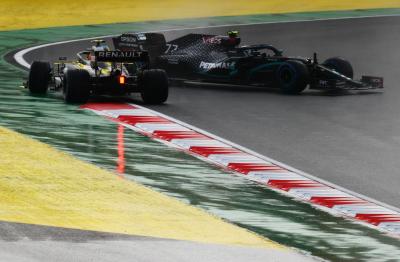 Esteban Ocon (FRA) Renault F1 Team RS20 and Valtteri Bottas (FIN) Mercedes AMG F1 W11 spin at the start of the race.