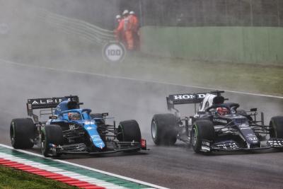 Fernando Alonso (ESP) Alpine F1 Team A521 and Yuki Tsunoda (JPN) AlphaTauri AT02 battle for position.