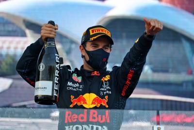 Pemenang balapan Sergio Perez (MEX) Red Bull Racing merayakannya di podium.