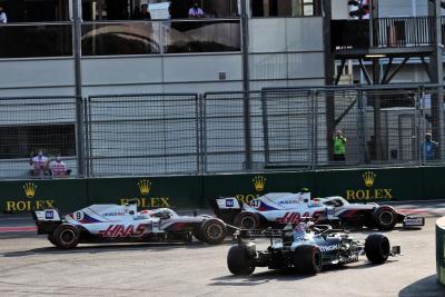Lewis Hamilton (GBR) Mercedes AMG F1 W12 bergabung kembali dengan sirkuit saat balapan dimulai kembali.