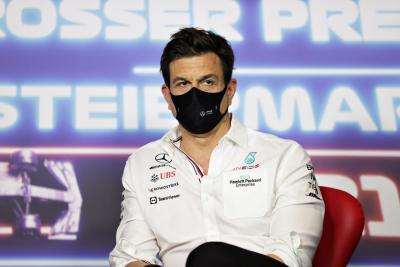 Toto Wolff (GER) Pemegang Saham dan Direktur Eksekutif Mercedes AMG F1 dalam Konferensi Pers FIA .