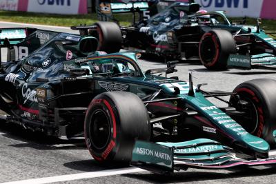 Lance Stroll (CDN) Aston Martin F1 Team AMR21 dan Sebastian Vettel (GER) Aston Martin F1 Team AMR21 - latihan dimulai.