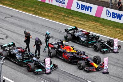 (L to R): Lewis Hamilton (GBR) Mercedes AMG F1 dan Valtteri Bottas (FIN) Mercedes AMG F1 di parc ferme di akhir balapan.