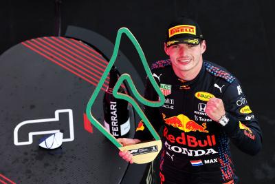 Pemenang balapan Max Verstappen (NLD) Red Bull Racing merayakannya di podium.