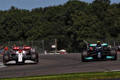 Kimi Raikkonen (FIN) Alfa Romeo Racing C41 dan Valtteri Bottas (FIN) Mercedes AMG F1 W12.