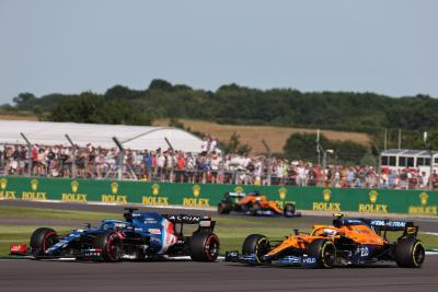 Fernando Alonso (ESP) Alpine F1 Team A521 dan Lando Norris (GBR) McLaren MCL35M.