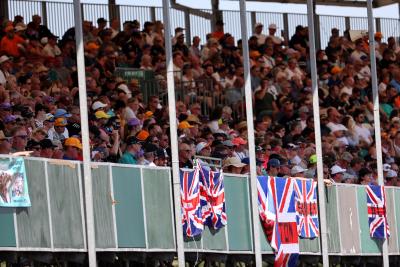 Circuit atmosphere - fans in the grandstand.