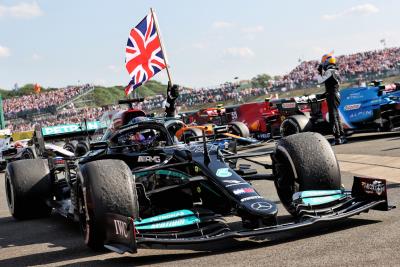 Pemenang balapan Lewis Hamilton (GBR) Mercedes AMG F1 W12 merayakannya di parc ferme.