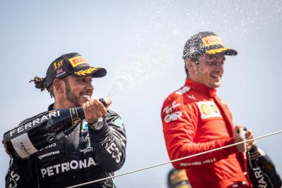 Juara 1 Lewis Hamilton (GBR) Mercedes AMG F1 bersama Charles Leclerc (MON) Ferrari.. 