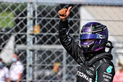 Lewis Hamilton (GBR) Mercedes AMG F1 merayakan pole position-nya di kualifikasi parc ferme.