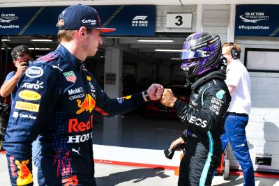 (Kiri ke Kanan): Max Verstappen (NLD) Red Bull Racing mengucapkan selamat kepada pembalap terdepan Lewis Hamilton (GBR) Mercedes AMG F1 di parc ferme kualifikasi.
