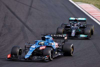 Lewis Hamilton (GBR) Mercedes AMG F1 W12 and Fernando Alonso (ESP) Alpine F1 Team A521 battle for position.
