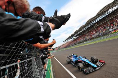 Pemenang lomba Esteban Ocon (FRA) Alpine F1 Team A521 merayakan saat ia melewati tim di akhir lomba.