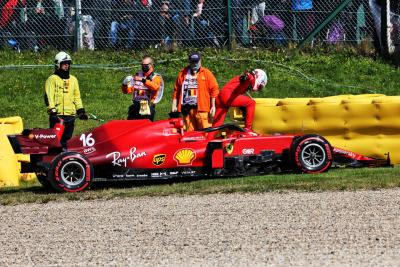 Charles Leclerc (MON) Ferrari SF-21 jatuh di sesi latihan kedua.