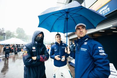 (L to R): Alexander Albon (THA) Red Bull Racing Reserve and Development Driver; George Russell (GBR) Williams Racing; dan Nicholas Latifi (CDN) Williams Racing, di pit saat balapan dihentikan.