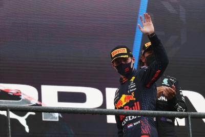 Juara 1 Max Verstappen (NLD) Red Bull Racing RB16B.