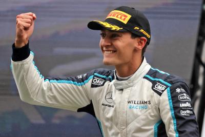 George Russell (GBR) Williams Racing merayakan posisi keduanya di podium.