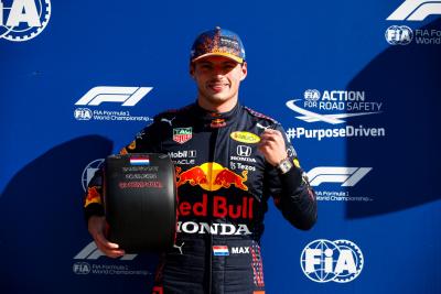Max Verstappen (NLD) Red Bull Racing merayakan dengan Pirelli Pole Position Award dalam kualifikasi parc ferme.