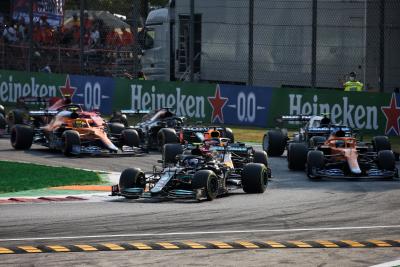 Valtteri Bottas (FIN) Mercedes AMG F1 W12 leads at the start.