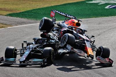 Max Verstappen (NLD) Red Bull Racing RB16B dan Lewis Hamilton (GBR) Mercedes AMG F1 W12 kecelakaan di chicane pertama.