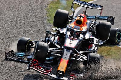 Max Verstappen (NLD) Red Bull Racing RB16B dan Lewis Hamilton (GBR) Mercedes AMG F1 W12 kecelakaan di chicane pertama.