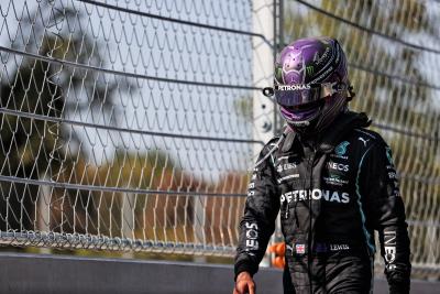 Lewis Hamilton (GBR) Mercedes AMG F1 pensiun dari balapan.
