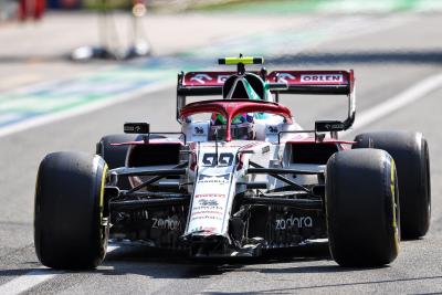 Antonio Giovinazzi (ITA) Alfa Romeo Racing C41 di pit dengan sayap depan patah.