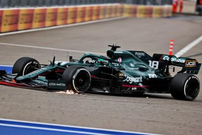 Lance Stroll (CDN) Aston Martin F1 Team AMR21 dengan sayap depan patah.