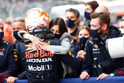 Max Verstappen (NLD) Red Bull Racing merayakan detiknya posisi pertama dengan Kelly Piquet (BRA) di parc ferme.