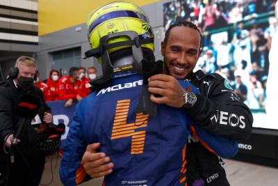 (L to R): Lando Norris (GBR) McLaren dengan pemenang balapan Lewis Hamilton (GBR) Mercedes AMG F1 di parc ferme.